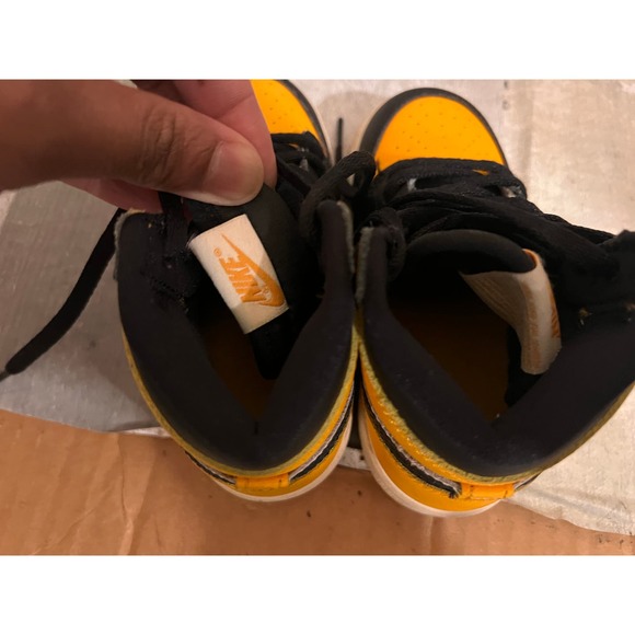 Nike Air Jordan 1 Retro High Top Sneakers Taxi Yellow Leather Kids Sz 8C - Picture 6 of 8